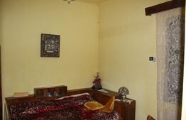 Casă tradițională cu curte generoasă, în centrul localității Vâlcele