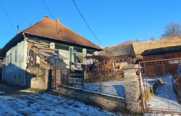 Casă tradițională cu curte generoasă, în centrul localității Vâlcele