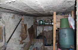 Casă tradițională cu curte generoasă, în centrul localității Vâlcele