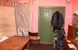 Casă tradițională cu curte generoasă, în centrul localității Vâlcele
