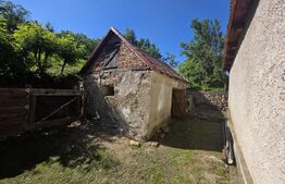 Casa traditionala din lemn in satul Zoltan