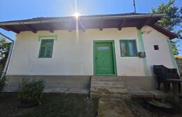 Casa traditionala din lemn in satul Zoltan