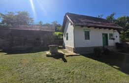 Casa traditionala din lemn in satul Zoltan