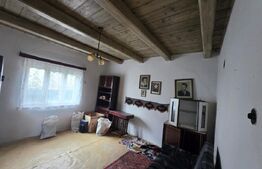 Casa traditionala din caramida in satul Anghelus