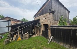 Casa taraneasca de lemn cu veranda
