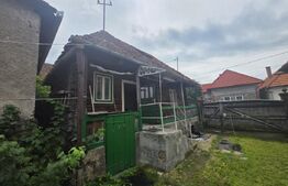 Casa taraneasca de lemn cu veranda