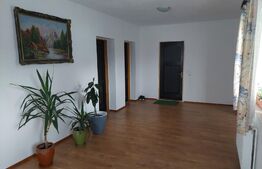 Pensiune trei margarete 8 camere de vanzare împreună cu casa de locuit 194 mp și aneze