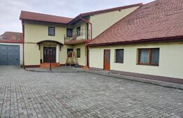 Pensiune trei margarete 8 camere de vanzare împreună cu casa de locuit 194 mp și aneze