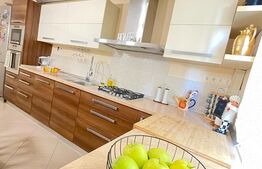 Apartament 3 camere decomandat, 2 bai cu geam, pivnita, zona Tilisca