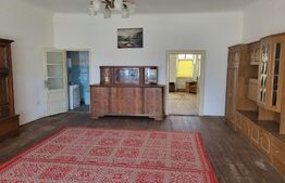 Casa cu doua apartamente, 5 camere,   suprafata utila de 232 mp,  în centrul orașului Cisnădie 