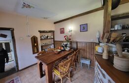 Casa cu doua apartamente, 5 camere,   suprafata utila de 232 mp,  în centrul orașului Cisnădie 