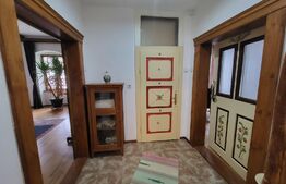 Casa cu doua apartamente, 5 camere,   suprafata utila de 232 mp,  în centrul orașului Cisnădie 