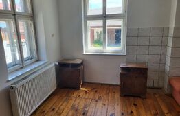 Casa cu doua apartamente, 5 camere,   suprafata utila de 232 mp,  în centrul orașului Cisnădie 