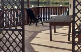 Cabana pe malul lacului Sacel