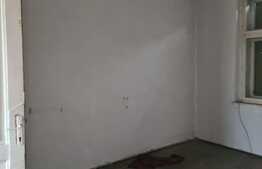 Apartament de 3 camere, la casa propus pentru renovare sau investitie.