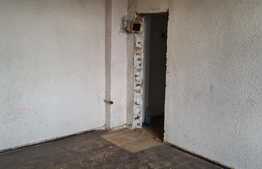 Apartament de 3 camere, la casa propus pentru renovare sau investitie.