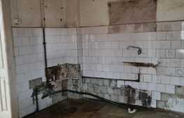 Apartament de 3 camere, la casa propus pentru renovare sau investitie.