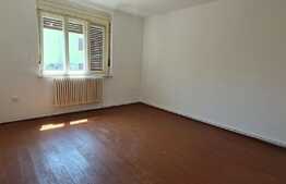 Casă de vanzare, 140 mp utili, teren de 186 mp, zona Piața Cluj, 2 persoane in curte