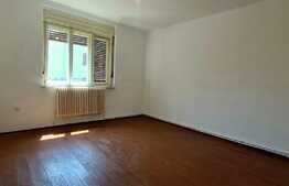 Casă de vanzare, 140 mp utili, teren de 186 mp, zona Piața Cluj, 2 persoane in curte