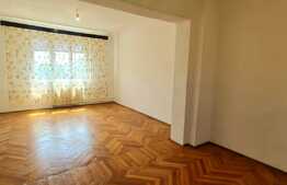 Casă de vanzare, 140 mp utili, teren de 186 mp, zona Piața Cluj, 2 persoane in curte