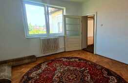 Casă de vanzare, 140 mp utili, teren de 186 mp, zona Piața Cluj, 2 persoane in curte