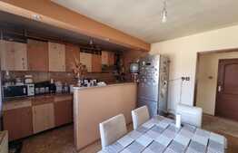 Casă în zonă linistită cu spațiu comercial la parter, aproape de mall!