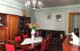 Apartament de 3 camere, 2 balcoane, decomandat, zona buna in Strand!