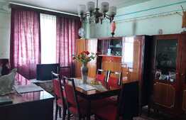 Apartament de 3 camere, 2 balcoane, decomandat, zona buna in Strand!