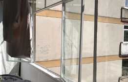 Apartament de 3 camere, 2 balcoane, decomandat, zona buna in Strand!