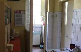 Apartament de 3 camere, 2 balcoane, decomandat, zona buna in Strand!