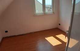 Mansardă recent renovata, zona Vasile Aaron!