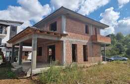 Casă la roșu zona Calea Poplăcii cu pivniță și curte mare!