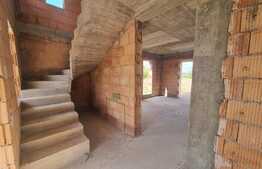 Casă la roșu zona Calea Poplăcii cu pivniță și curte mare!