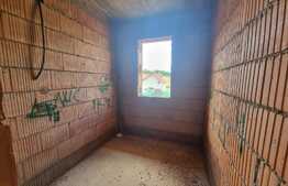 Casă la roșu zona Calea Poplăcii cu pivniță și curte mare!