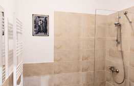 Apartament 3 camere, decomandat si compartimentat in 3 studio, la casa