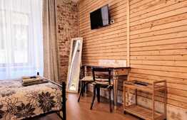 Apartament 3 camere, decomandat si compartimentat in 3 studio, la casa