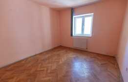 Apartament de 3 camere, 62 mp, semidecomandat, zona Cireșica