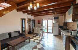 Apartament de 3 camere, decomandat, in zona linistita de case