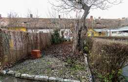 Garsoniera cu pod, pivniță si curte, zona Orasul de jos