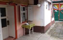 Apartament 3 camere, la curte, 71 mp, zona centrala