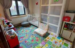 Apartament la casa, curte, 3 camere, zona Centrala