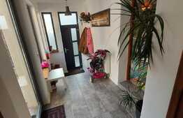 Apartament la casa, curte, 3 camere, zona Centrala