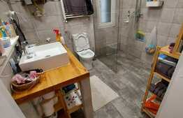 Apartament la casa, curte, 3 camere, zona Centrala