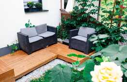 Apartament la casa, curte, 3 camere, zona Centrala