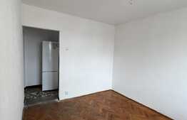 Apartament 3 camere, decomandat, zona foarte buna