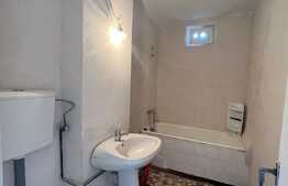 Apartament 3 camere, decomandat, zona foarte buna