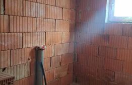 Casă spațioasă cu garaj și teren 700 mp – la roșu sau la cheie
