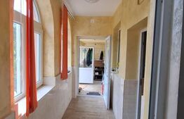 Casă renovată, 3 camere, teren 2.252 mp, anexe, acces din două străzi