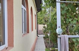 Casă renovată, 3 camere, teren 2.252 mp, anexe, acces din două străzi