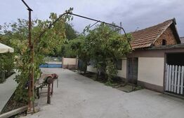 Casă renovată, 3 camere, teren 2.252 mp, anexe, acces din două străzi